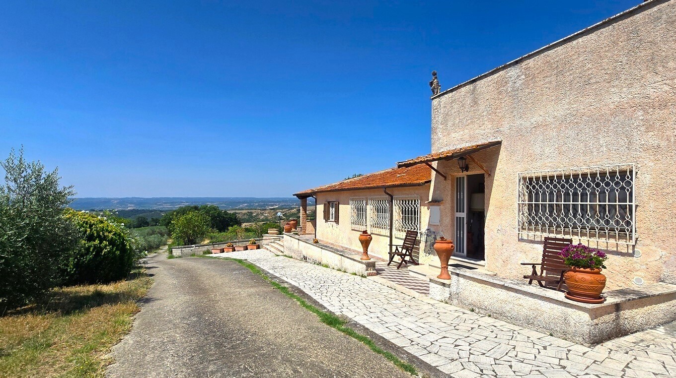 Casa indipendente con terrazzo in via selvarella 2-6, Montecchio