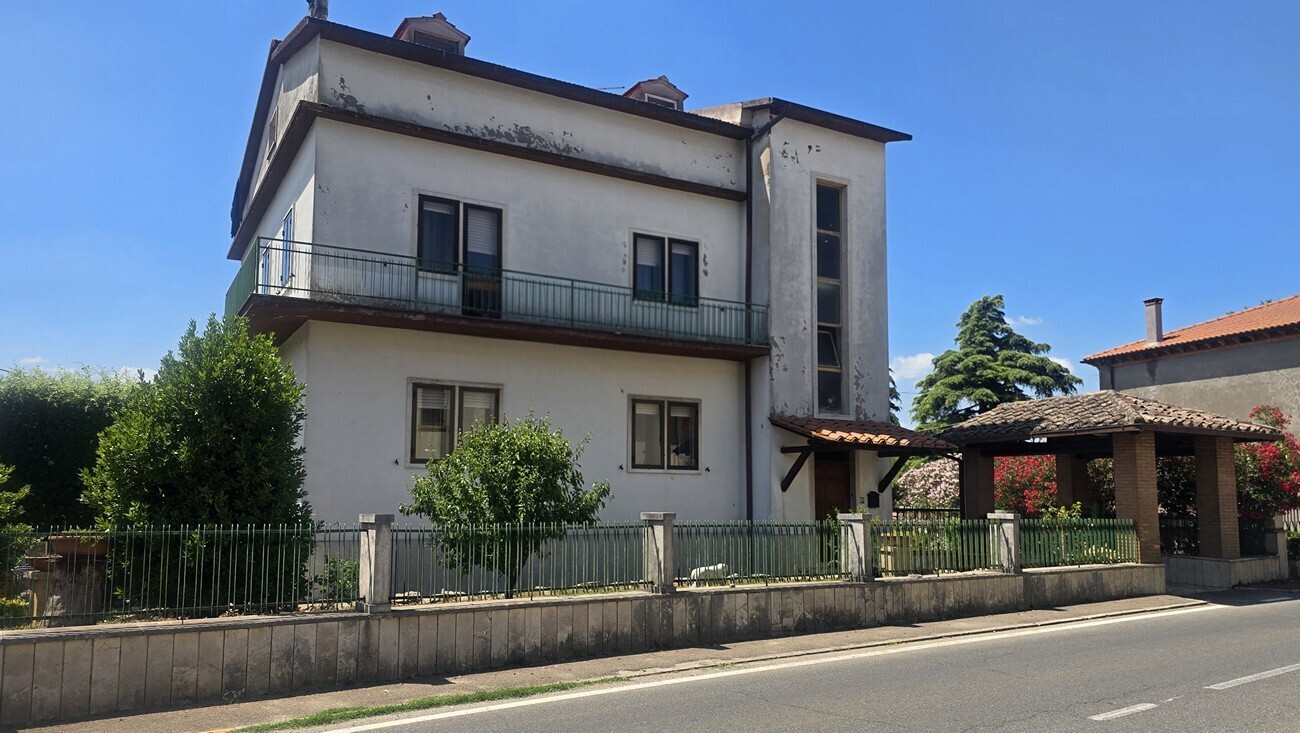 Stabile/Palazzo con giardino a Guardea