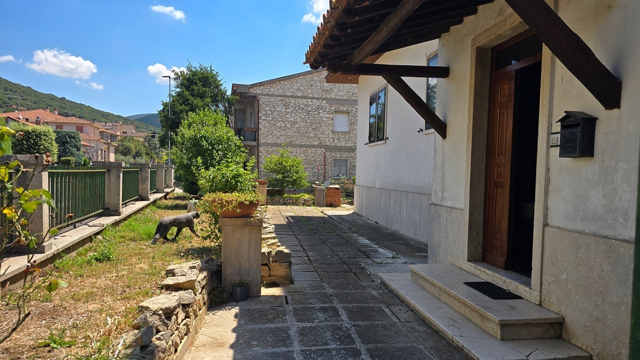 Stabile/Palazzo con giardino a Guardea