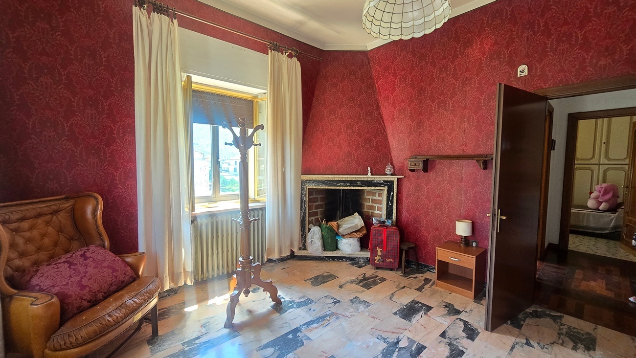 Stabile/Palazzo con giardino a Guardea