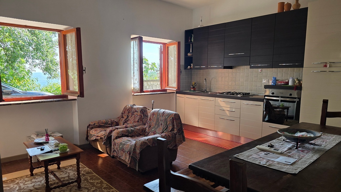 Trilocale ristrutturato in via delle mimose 37, Montecchio