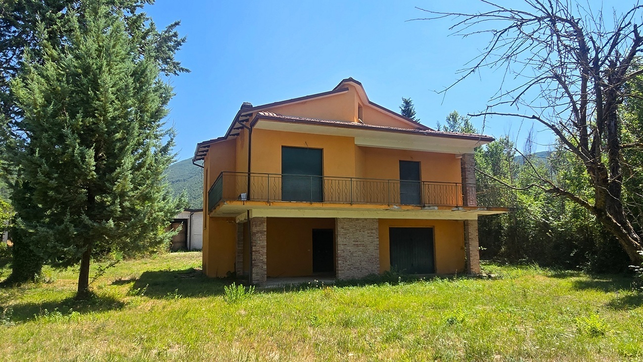 Magazzino con giardino in vocabolo colle 82, Nocera Umbra