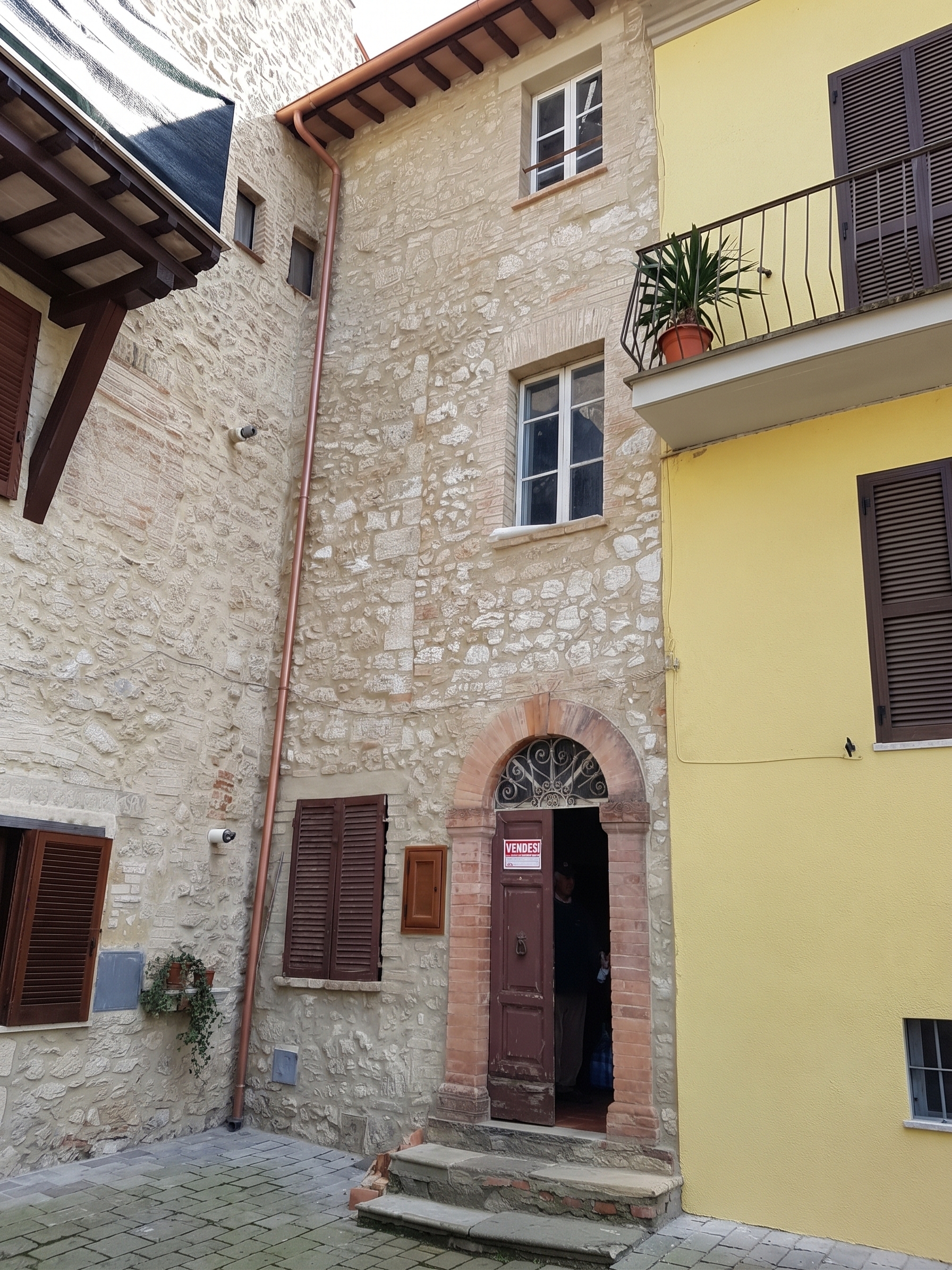 Casa indipendente da ristrutturare in piazza del teatro 7, Avigliano Umbro