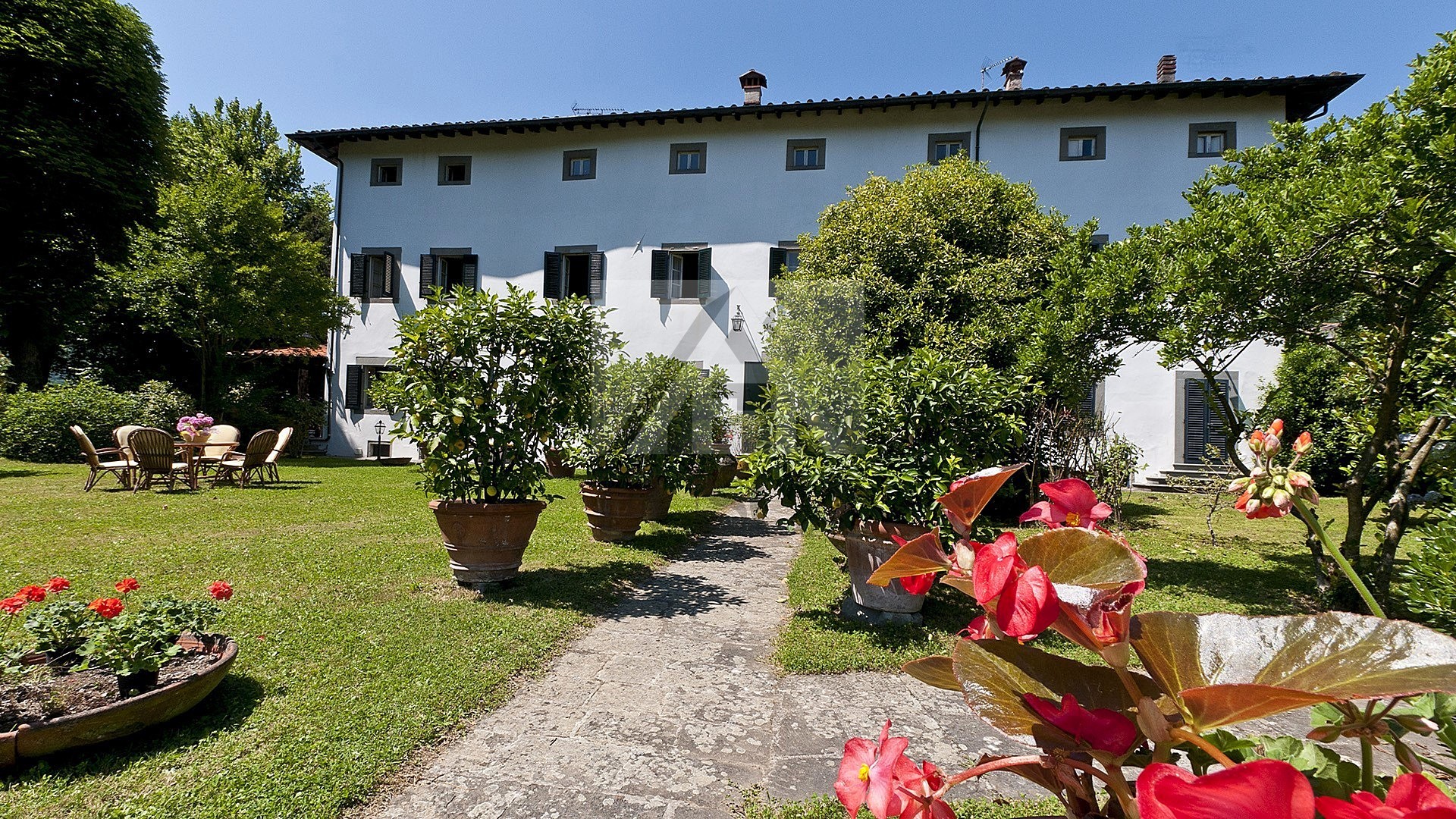 Villa con giardino in via di pizzorna, Bagni di Lucca