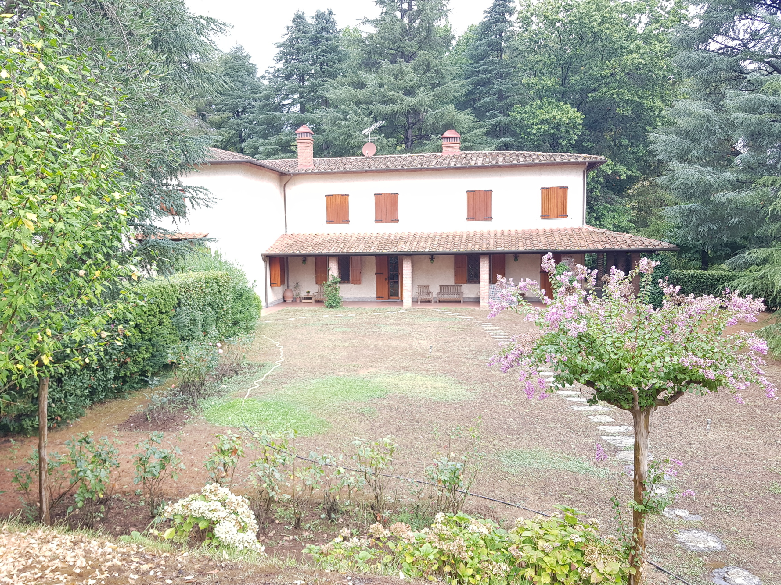 Villa con giardino in santeschi, Lucca
