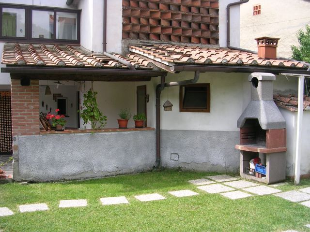 Casa indipendente con giardino in via della bordogna, Lucca