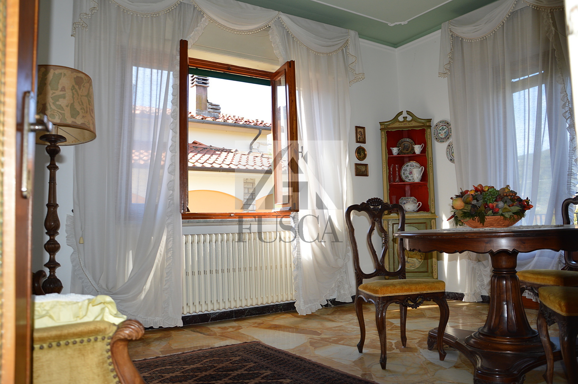 Villa con giardino in via montebonelli, Lucca
