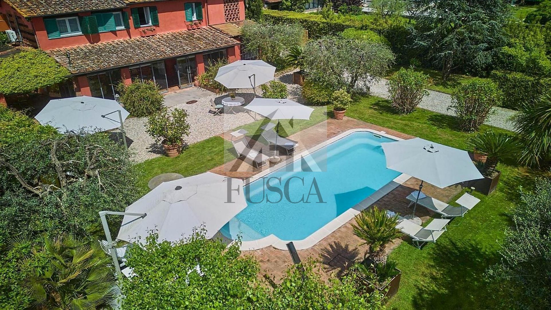 Villa con giardino in via barsotto, Lucca