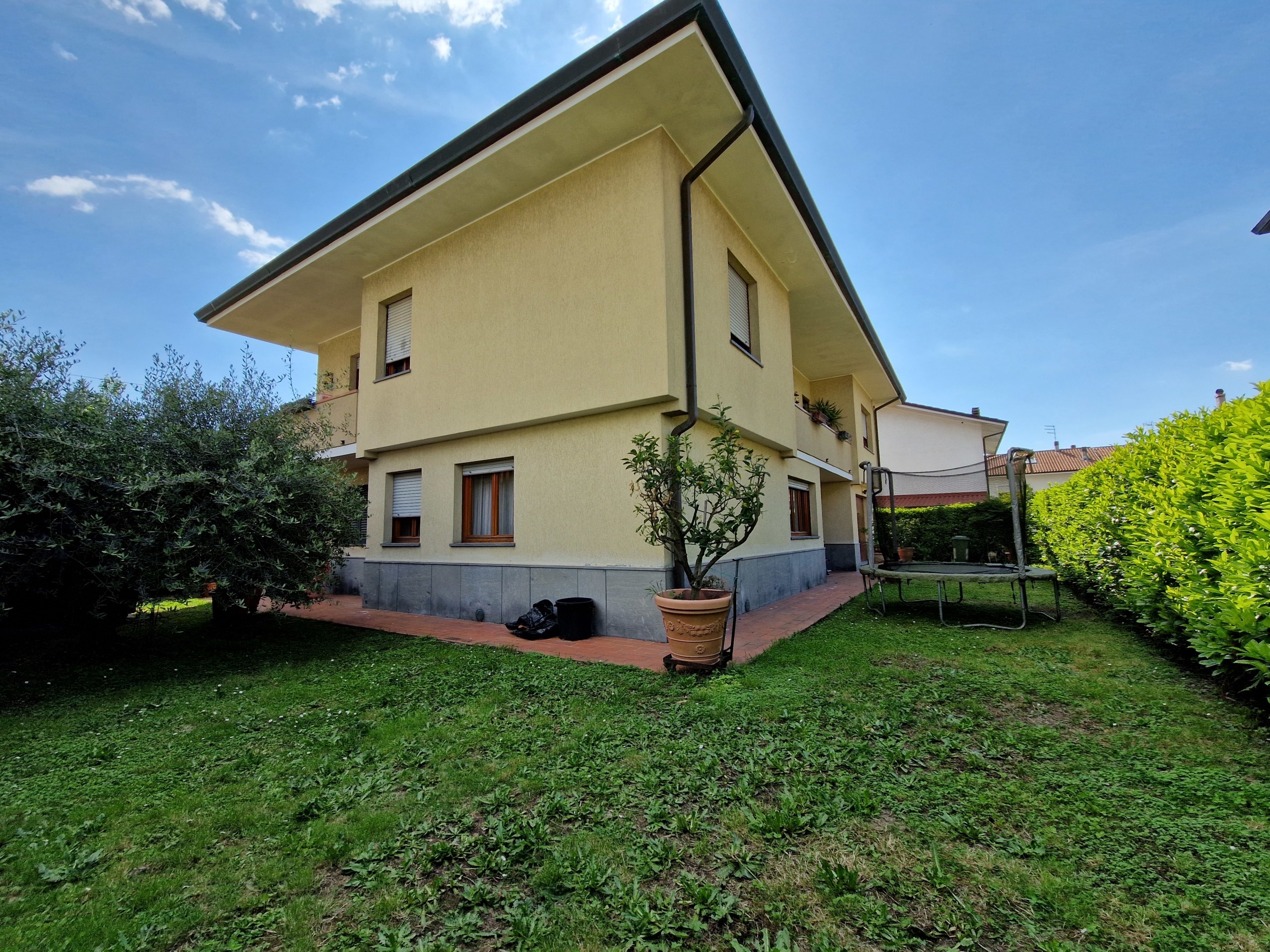 Villa con giardino in via del bozzo, Lucca