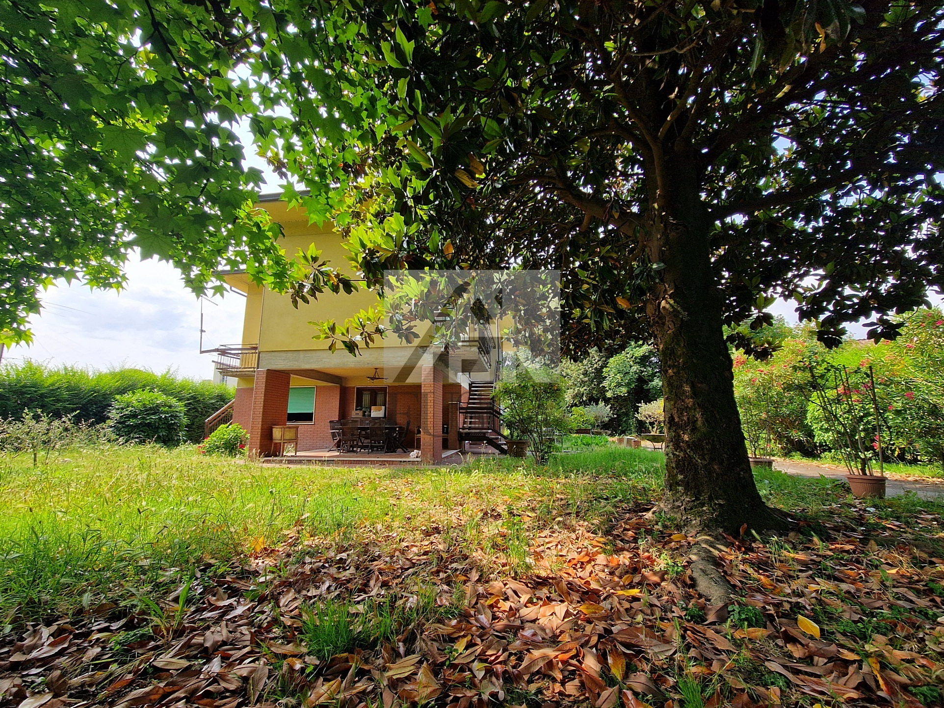 Villa con giardino in via per camaiore, Lucca