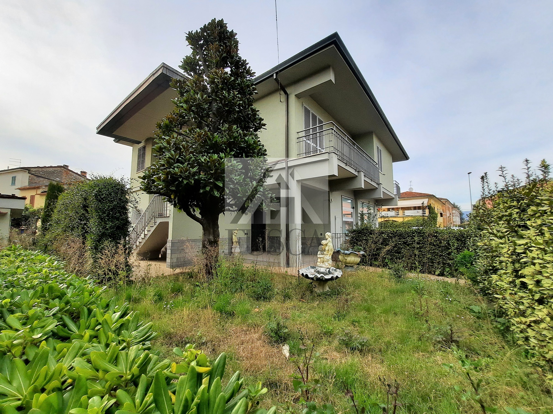 Villa con giardino in traversa iii via romana, Lucca