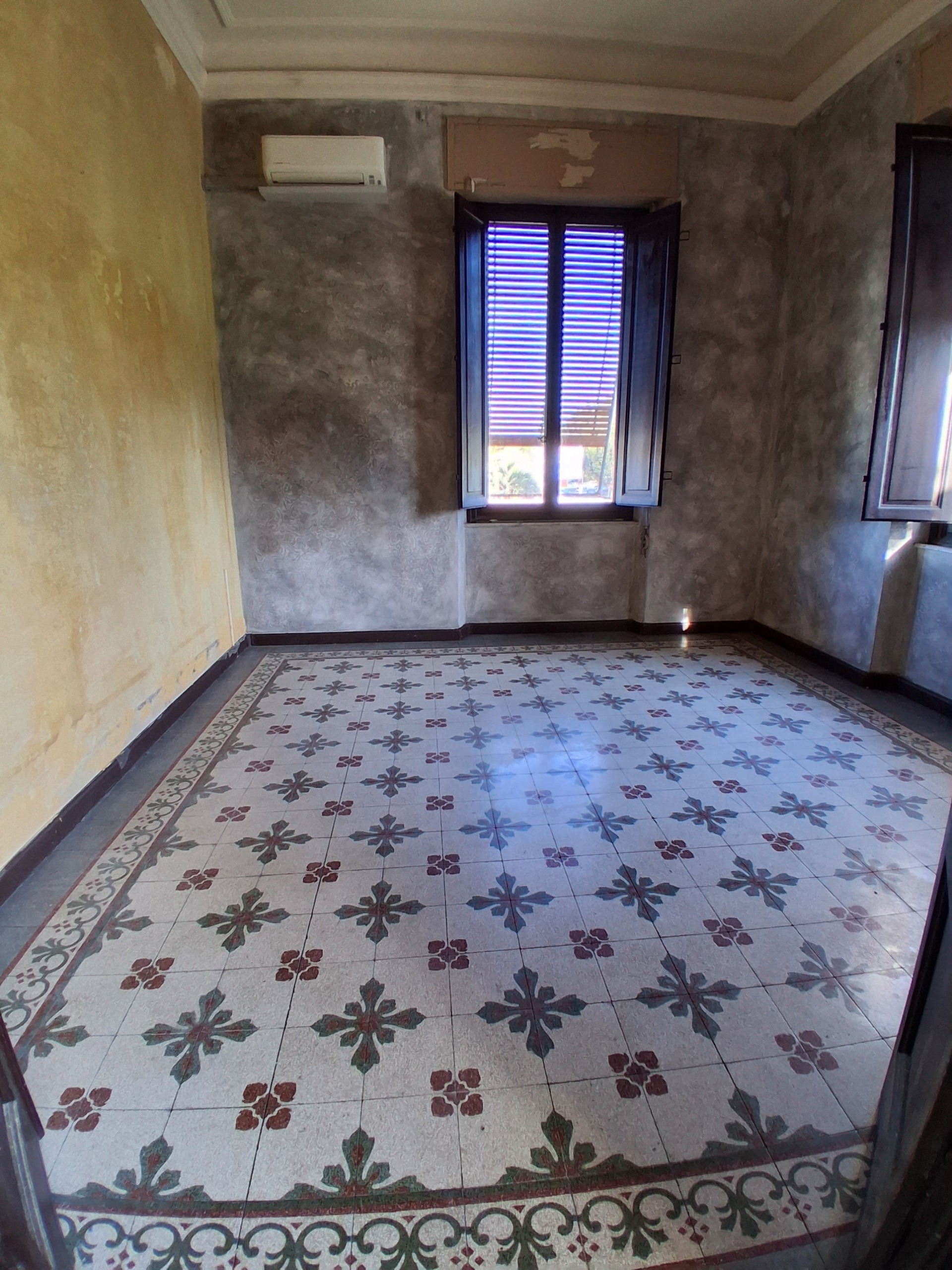 Ufficio con terrazzo in via c. angeloni, Lucca