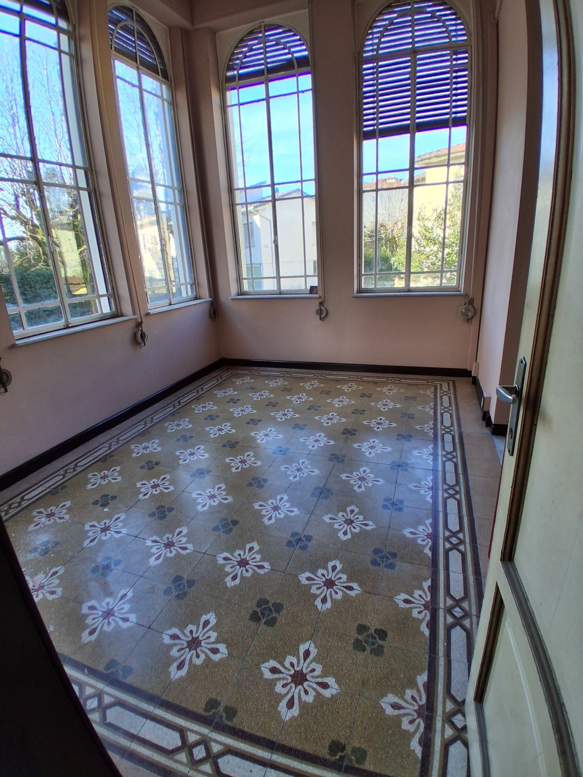 Ufficio con terrazzo in via c. angeloni, Lucca