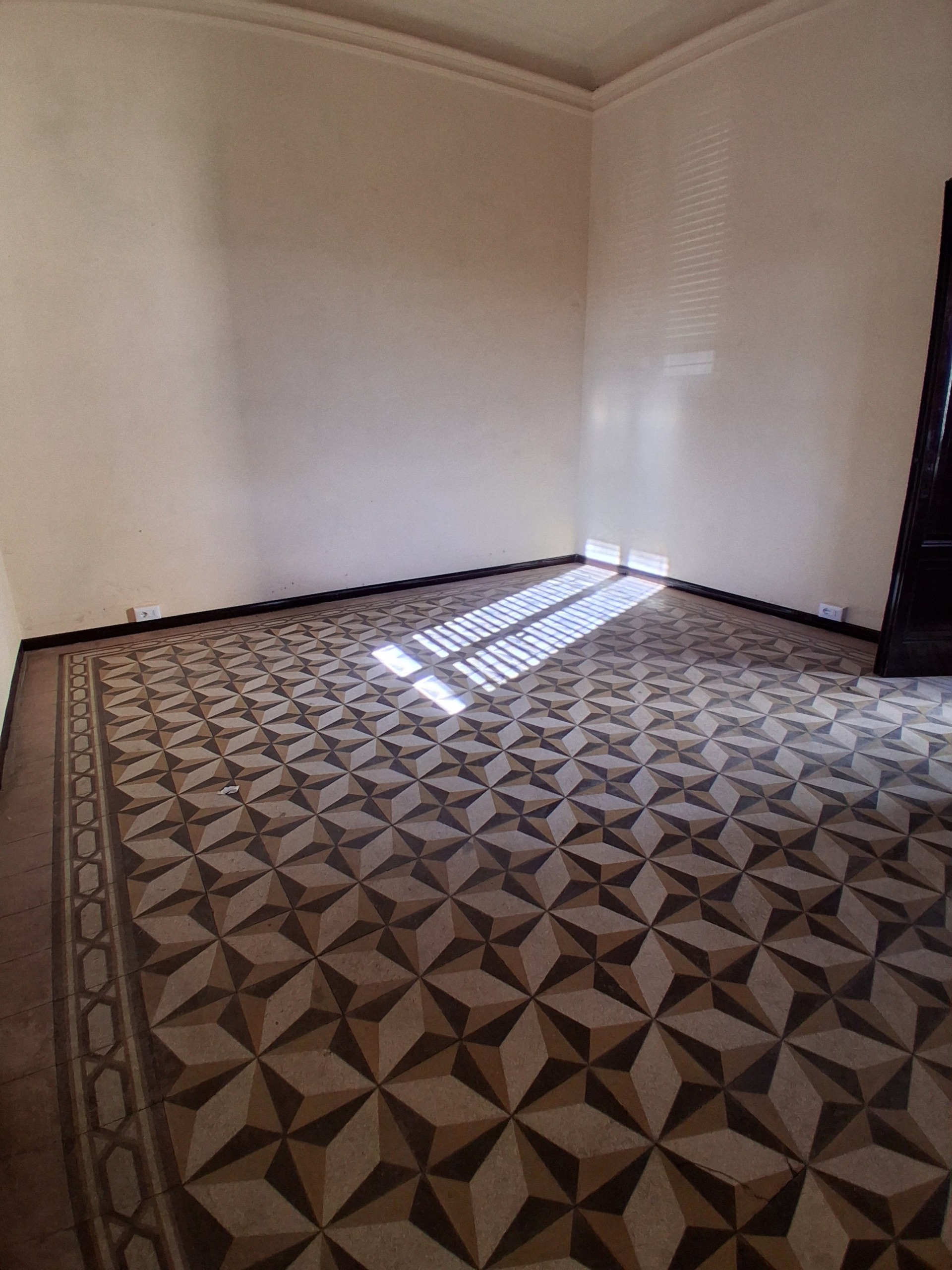 Ufficio con terrazzo in via c. angeloni, Lucca