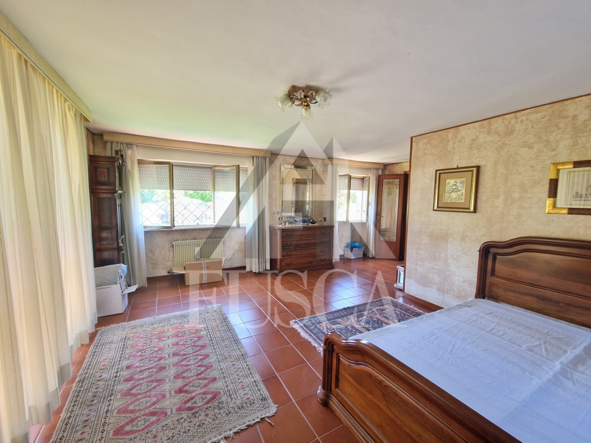 Villa con giardino in via g. amendola, Lucca