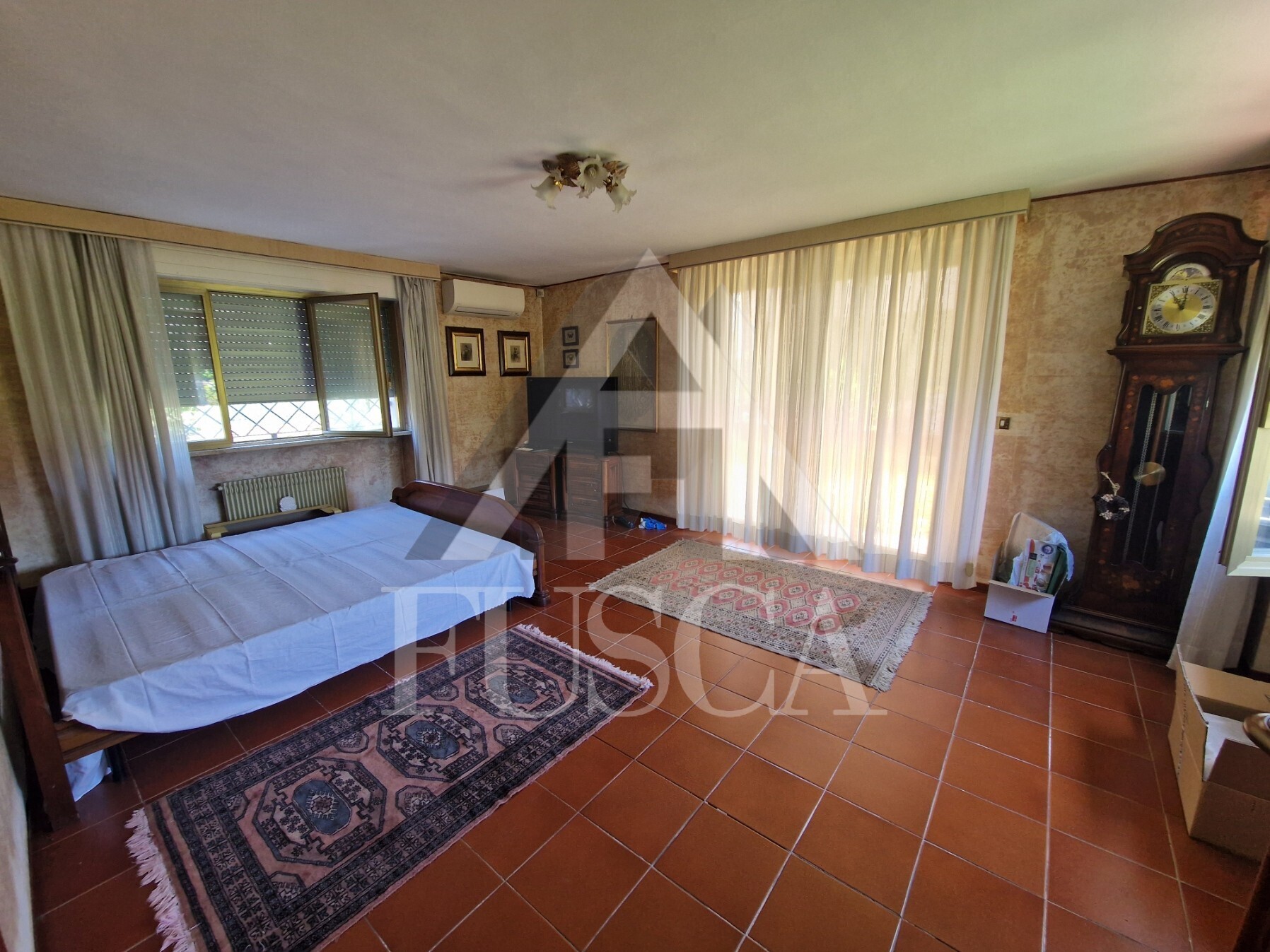 Villa con giardino in via g. amendola, Lucca