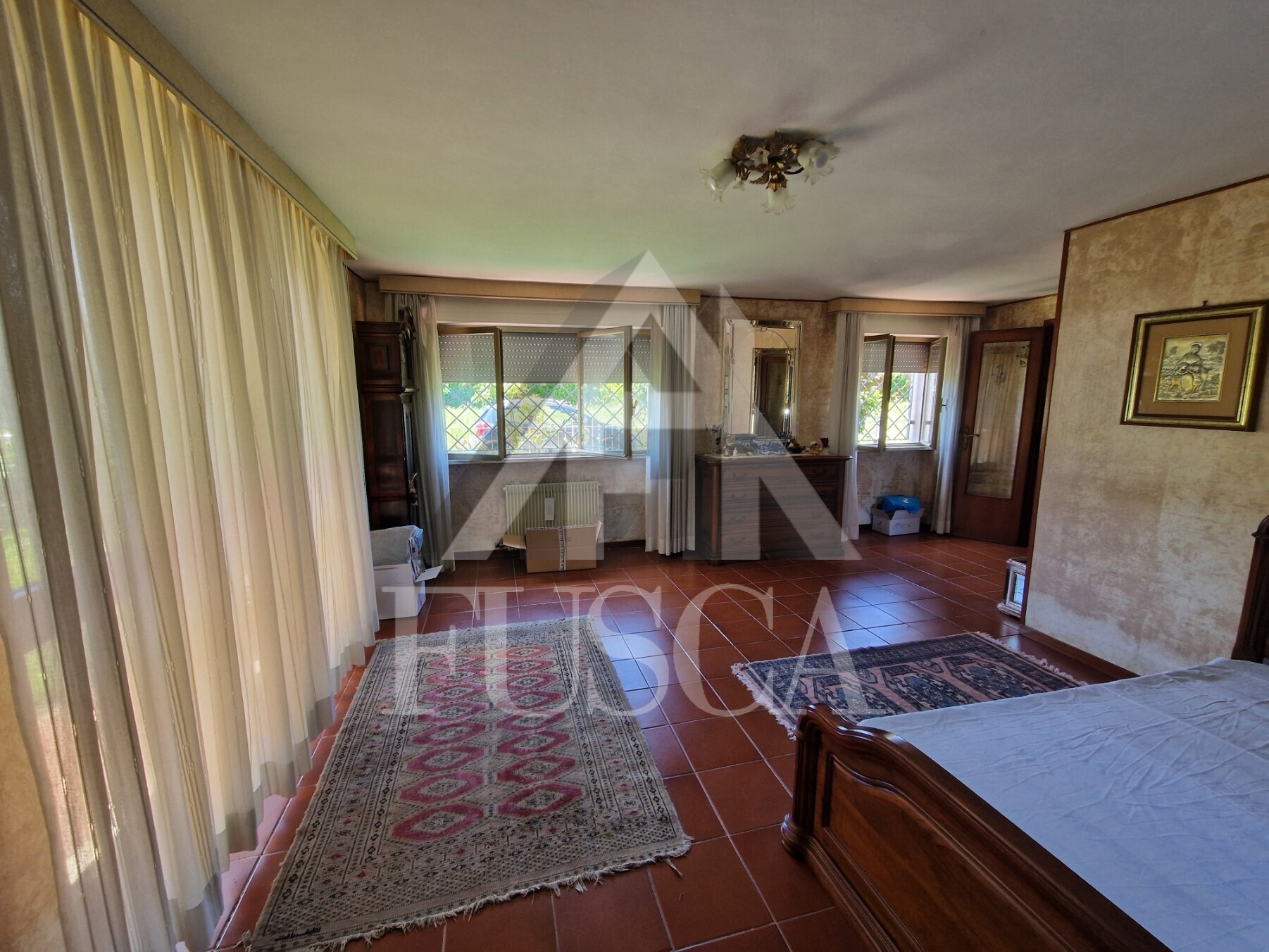 Villa con giardino in via g. amendola, Lucca