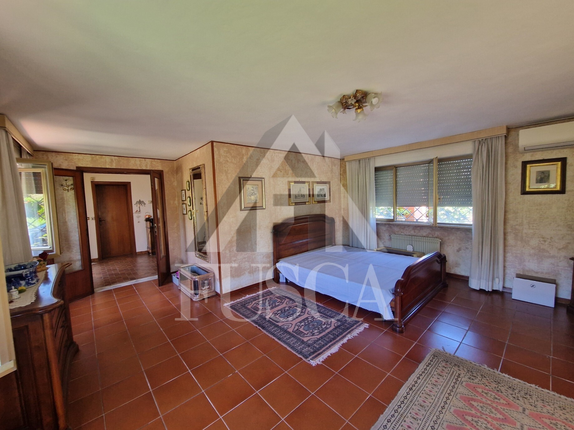 Villa con giardino in via g. amendola, Lucca