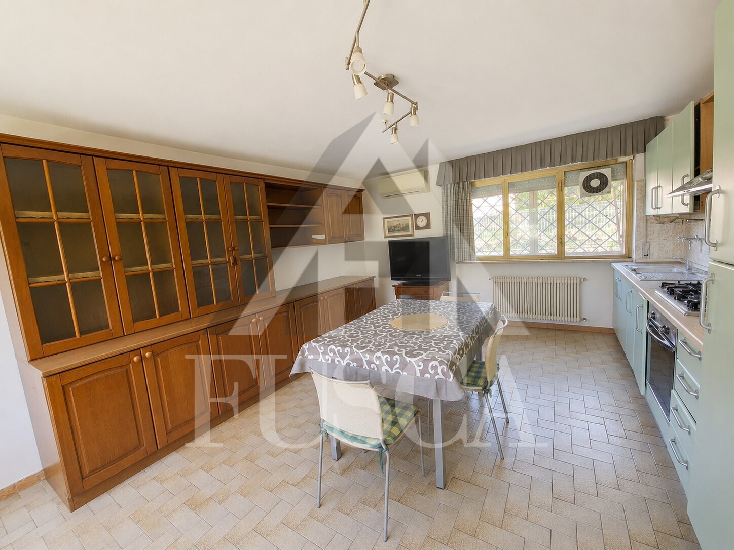 Villa con giardino in via g. amendola, Lucca