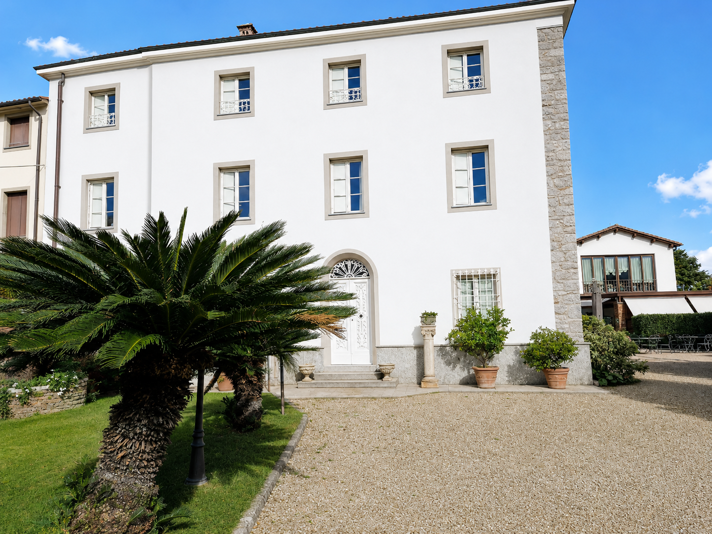 Villa con giardino in via della torre, Lucca
