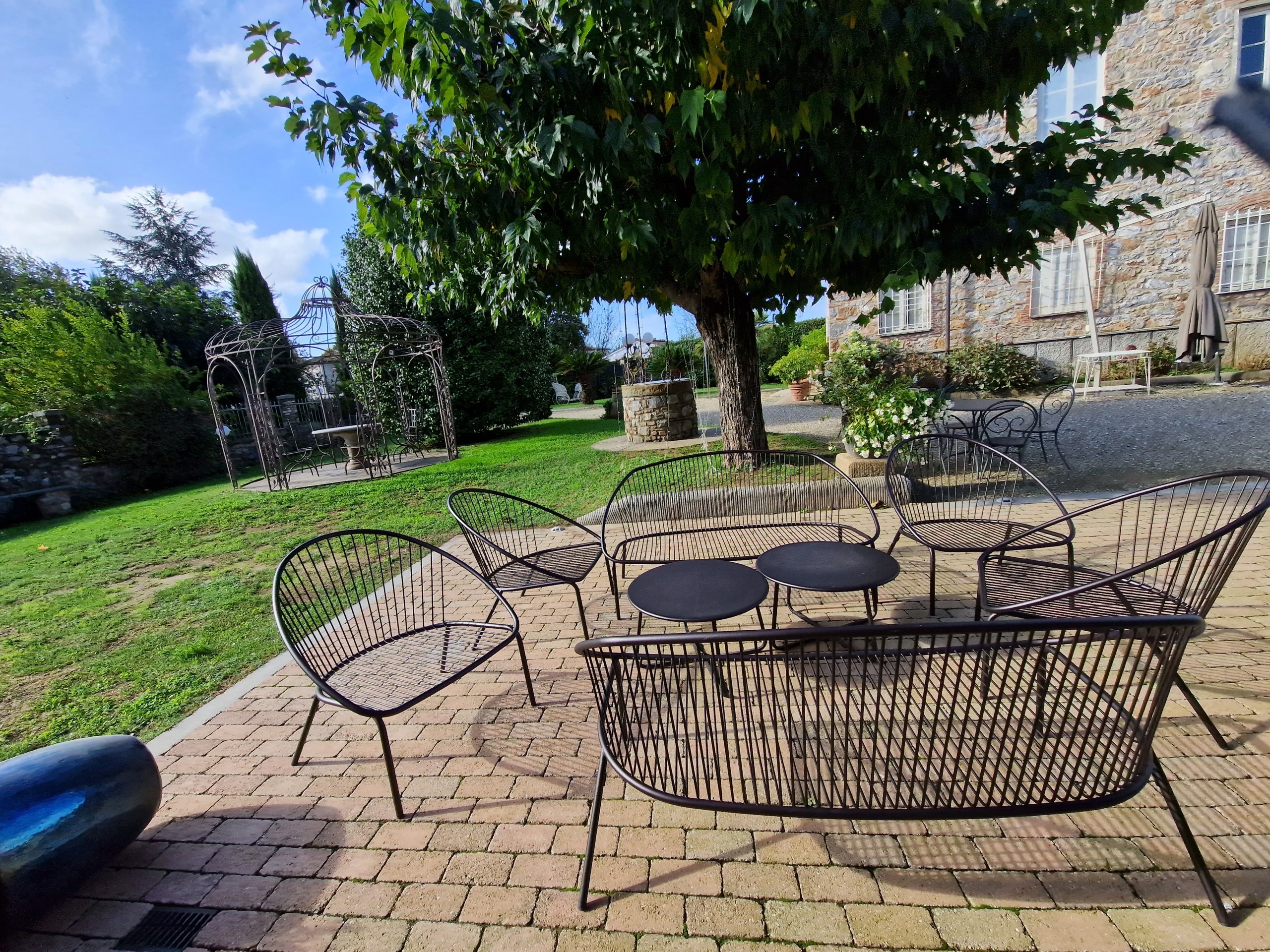 Villa con giardino in via della torre, Lucca