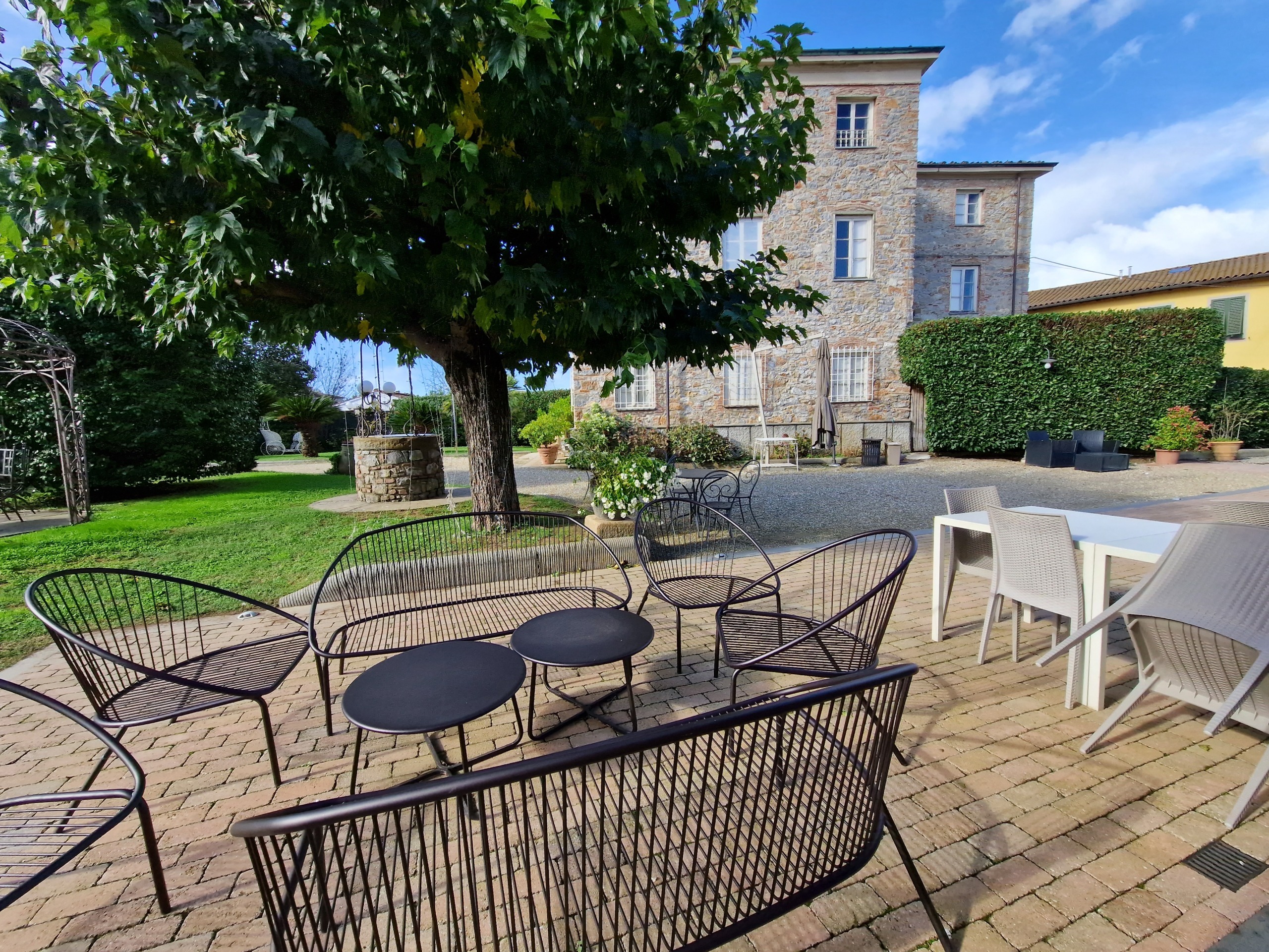 Villa con giardino in via della torre, Lucca