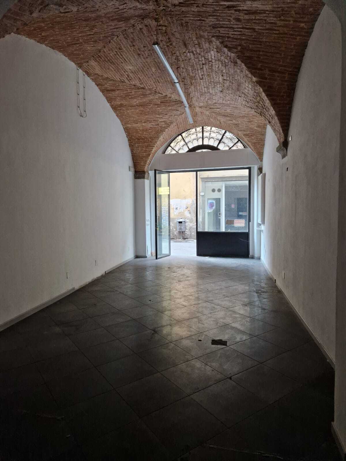 Locale commerciale in affitto in via beccheria, Lucca