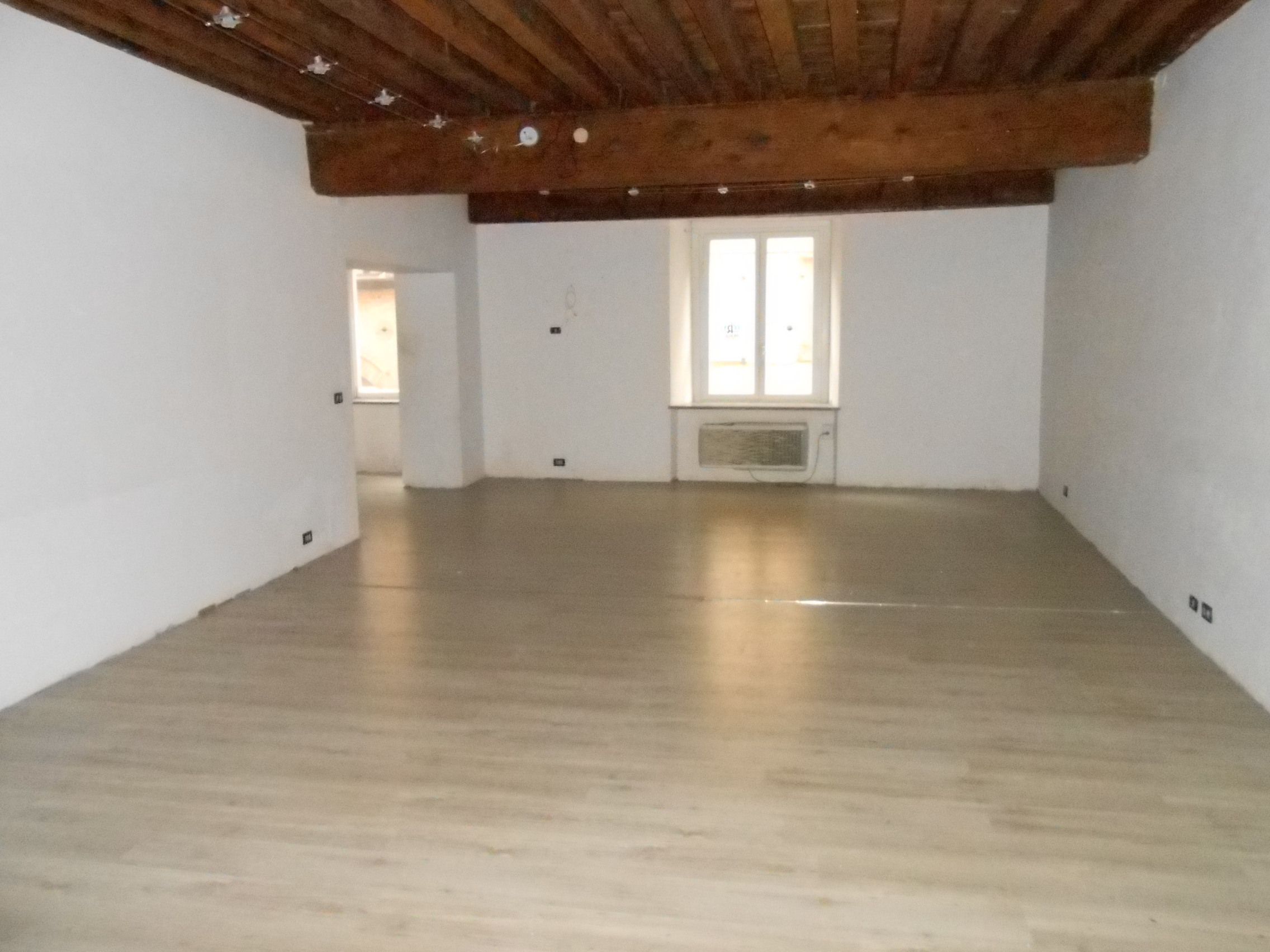 Locale commerciale ristrutturata in via sarzanese, Lucca