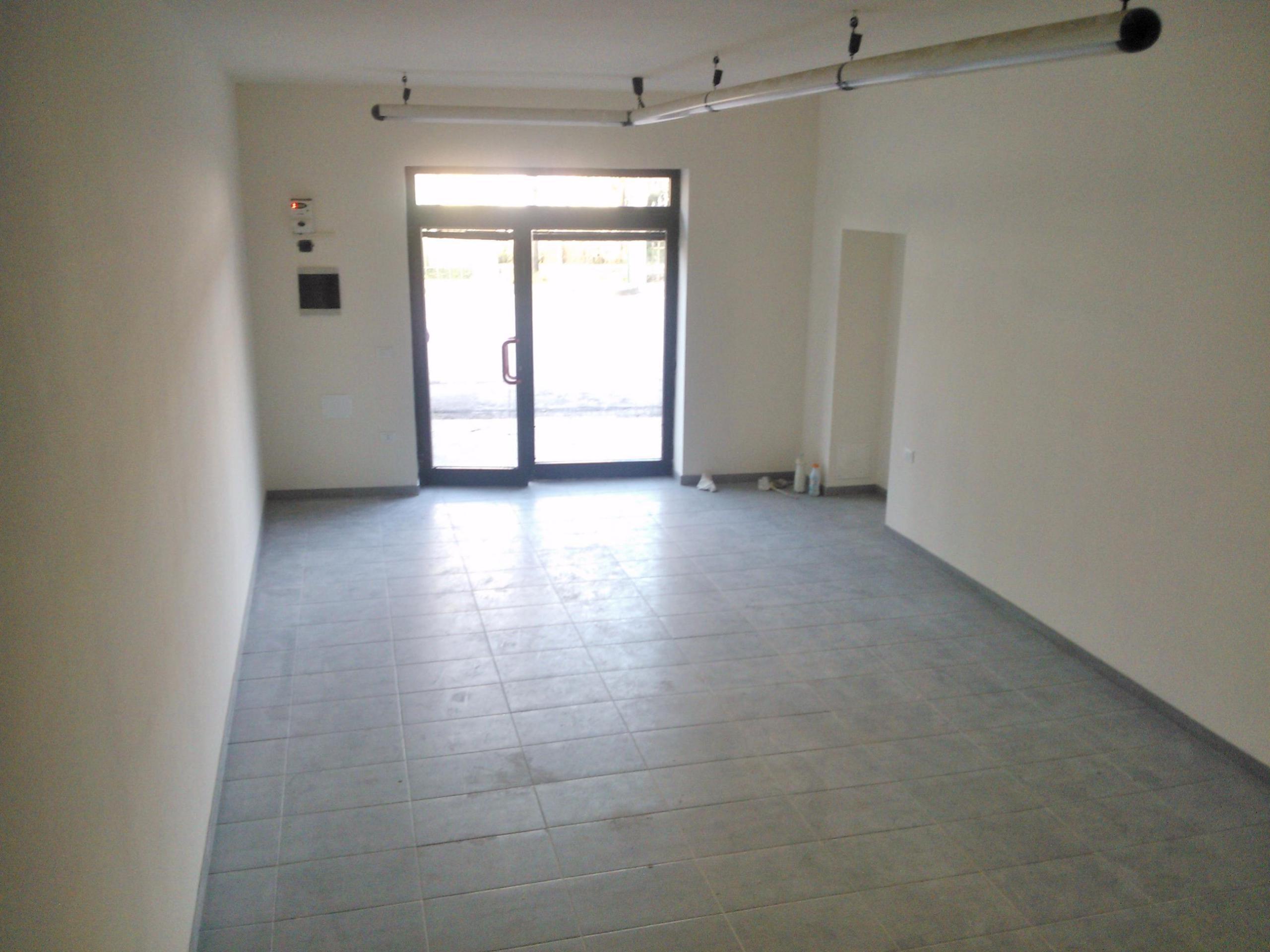 Locale commerciale ristrutturata in via sarzanese, Lucca