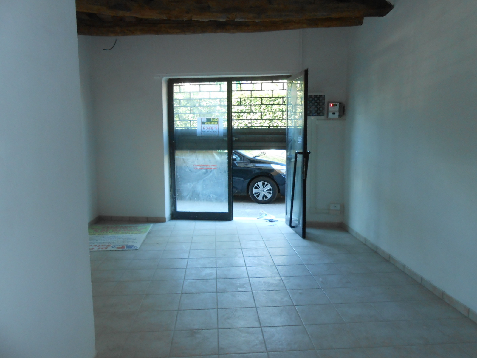 Locale commerciale ristrutturata in via sarzanese, Lucca