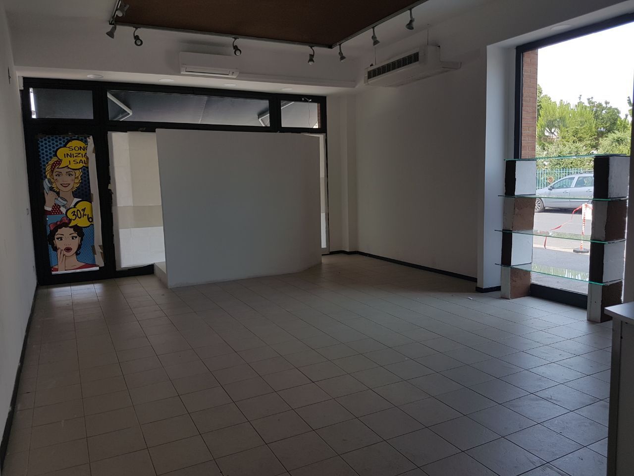 Locale commerciale ristrutturata in via sarzanese, Lucca