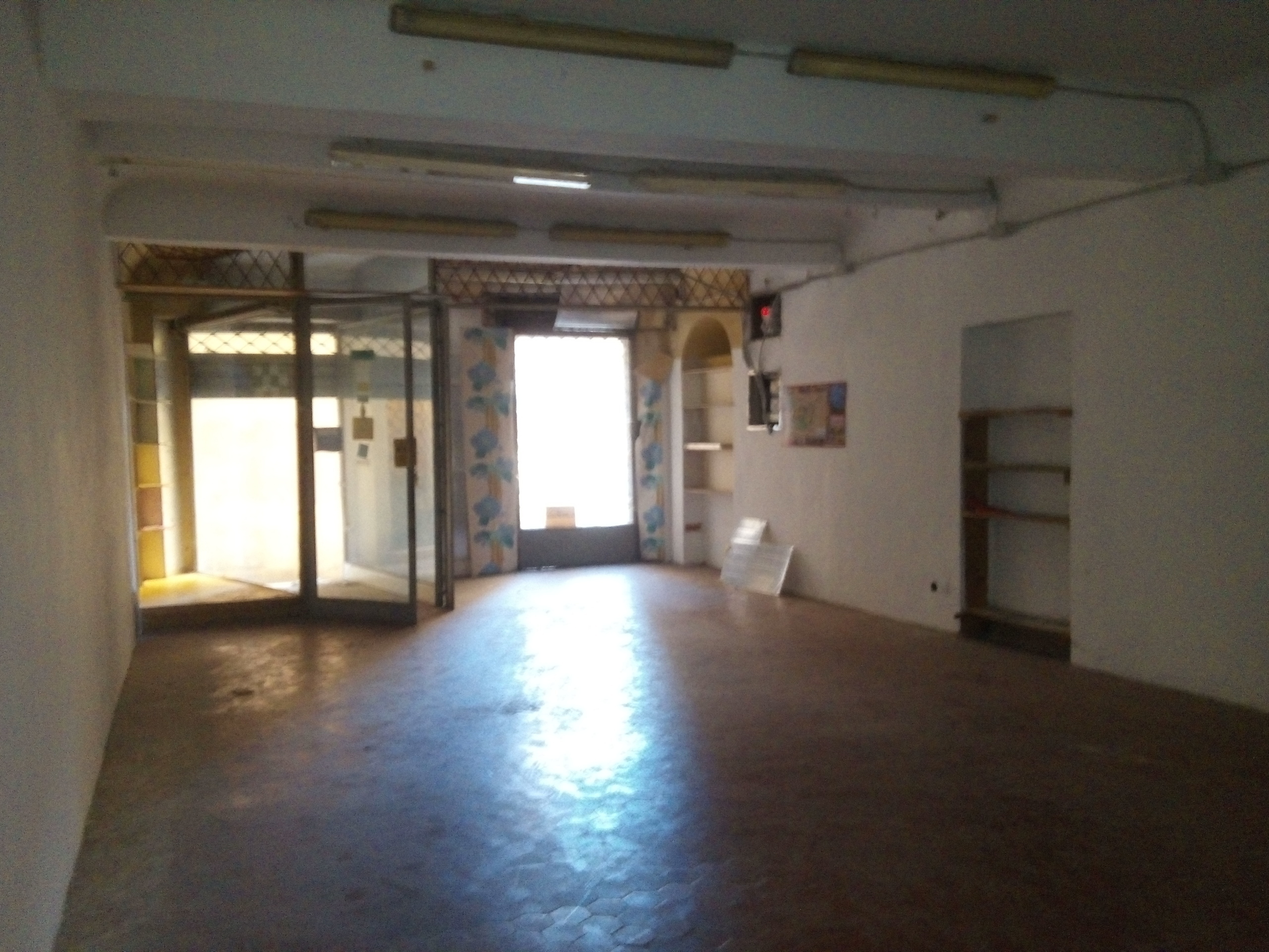 Locale commerciale in affitto in via streghi, Lucca