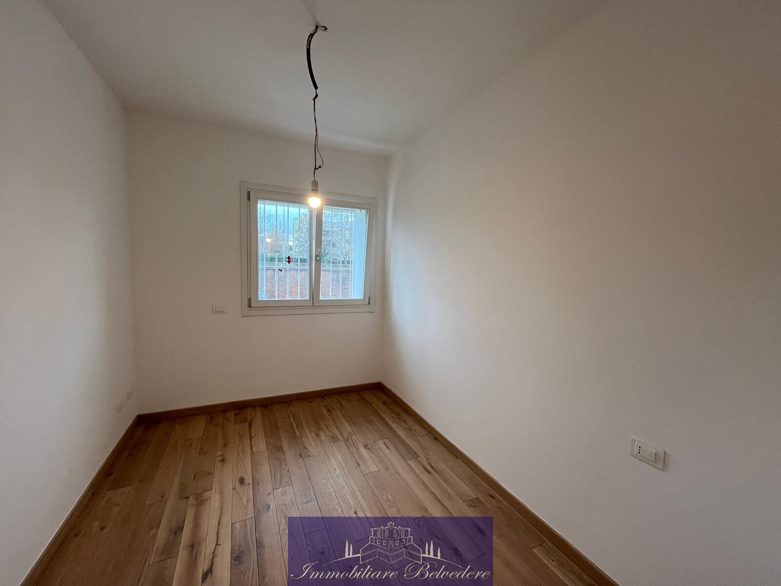 Ufficio con giardino in via mazzini, Camaiore