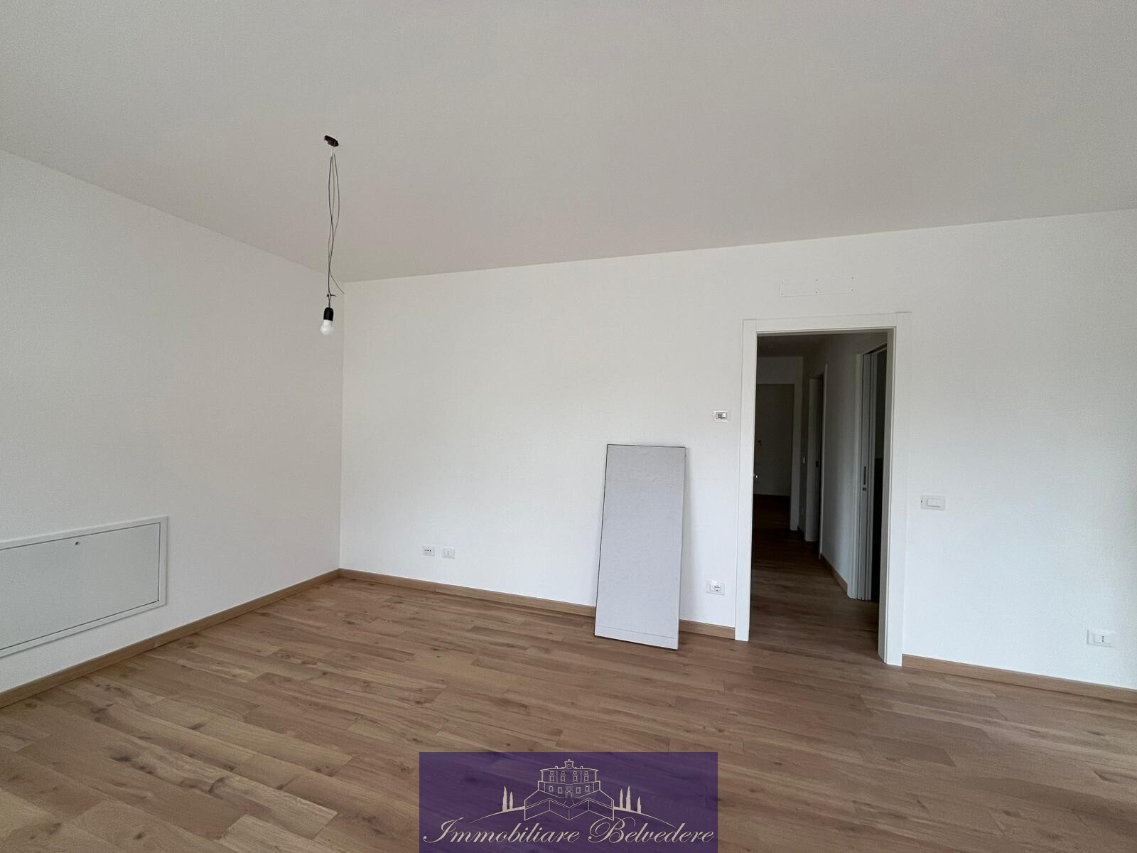 Ufficio con giardino in via mazzini, Camaiore