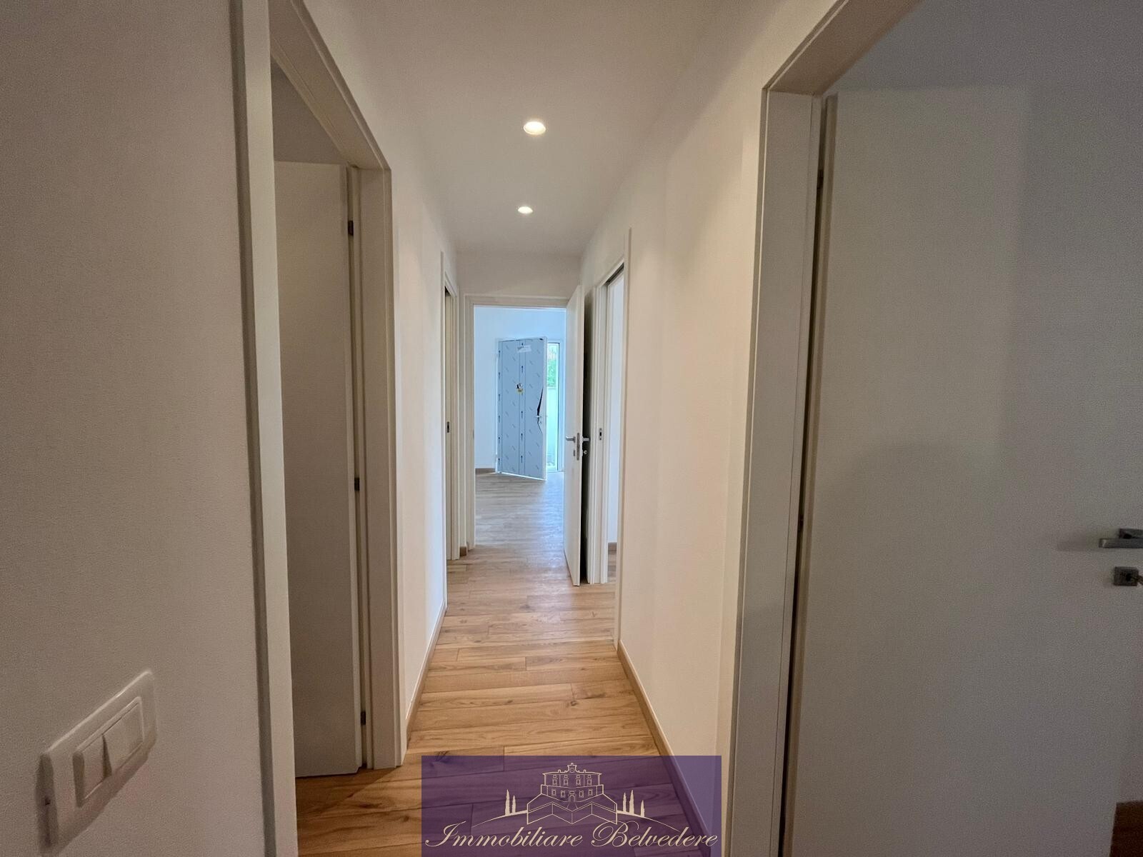 Ufficio con giardino in via mazzini, Camaiore