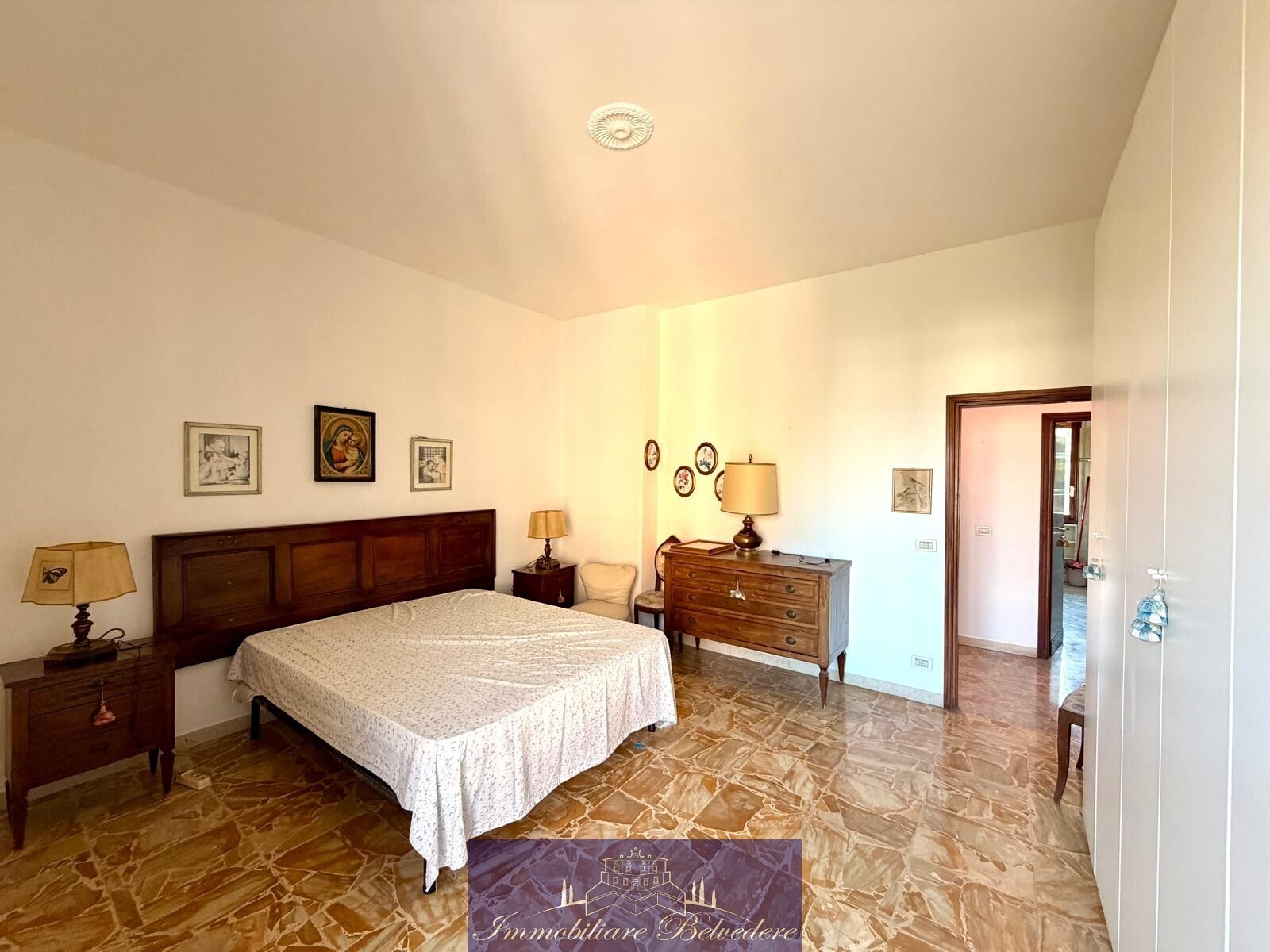 Quadrilocale con box in via lunga, Firenze