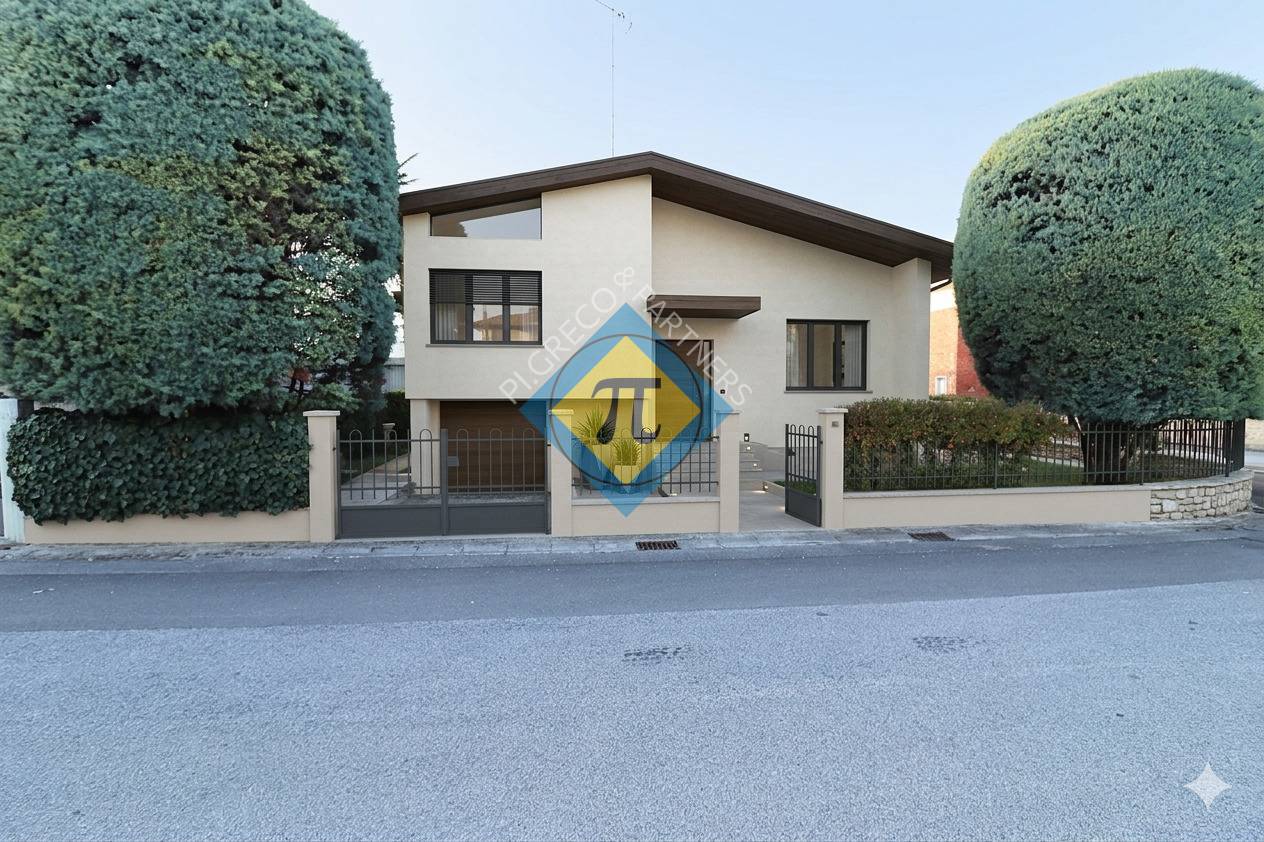 Villa in vendita a Pordenone, Borgomeduna