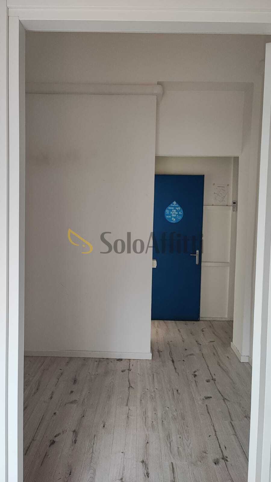 Locale commerciale da ristrutturare in piazzale caduti saronnesi 8, Saronno