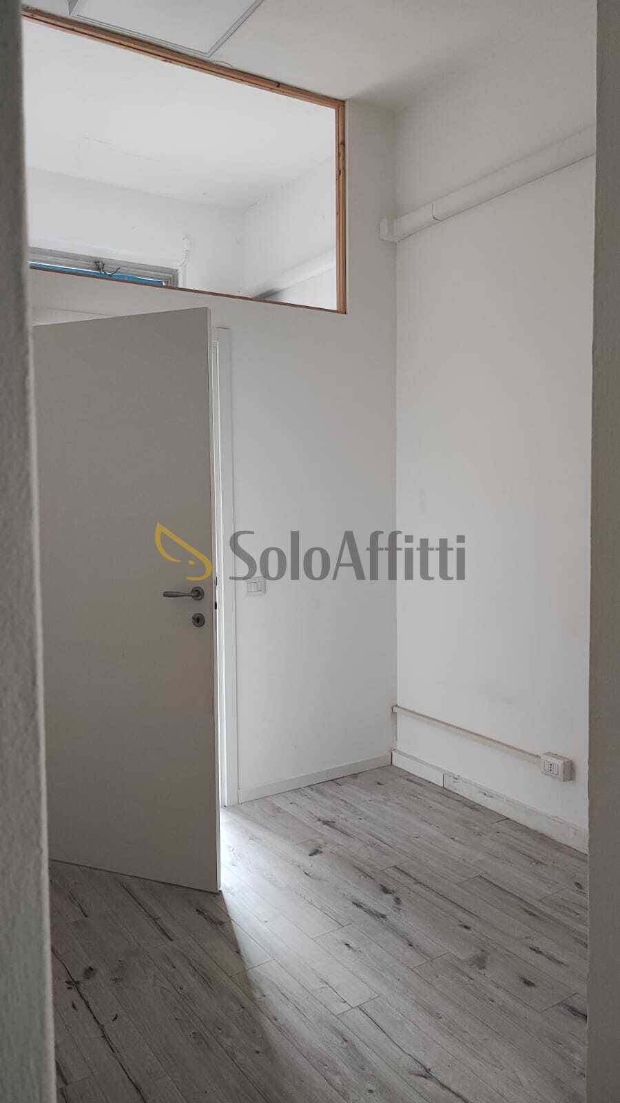 Locale commerciale da ristrutturare in piazzale caduti saronnesi 8, Saronno