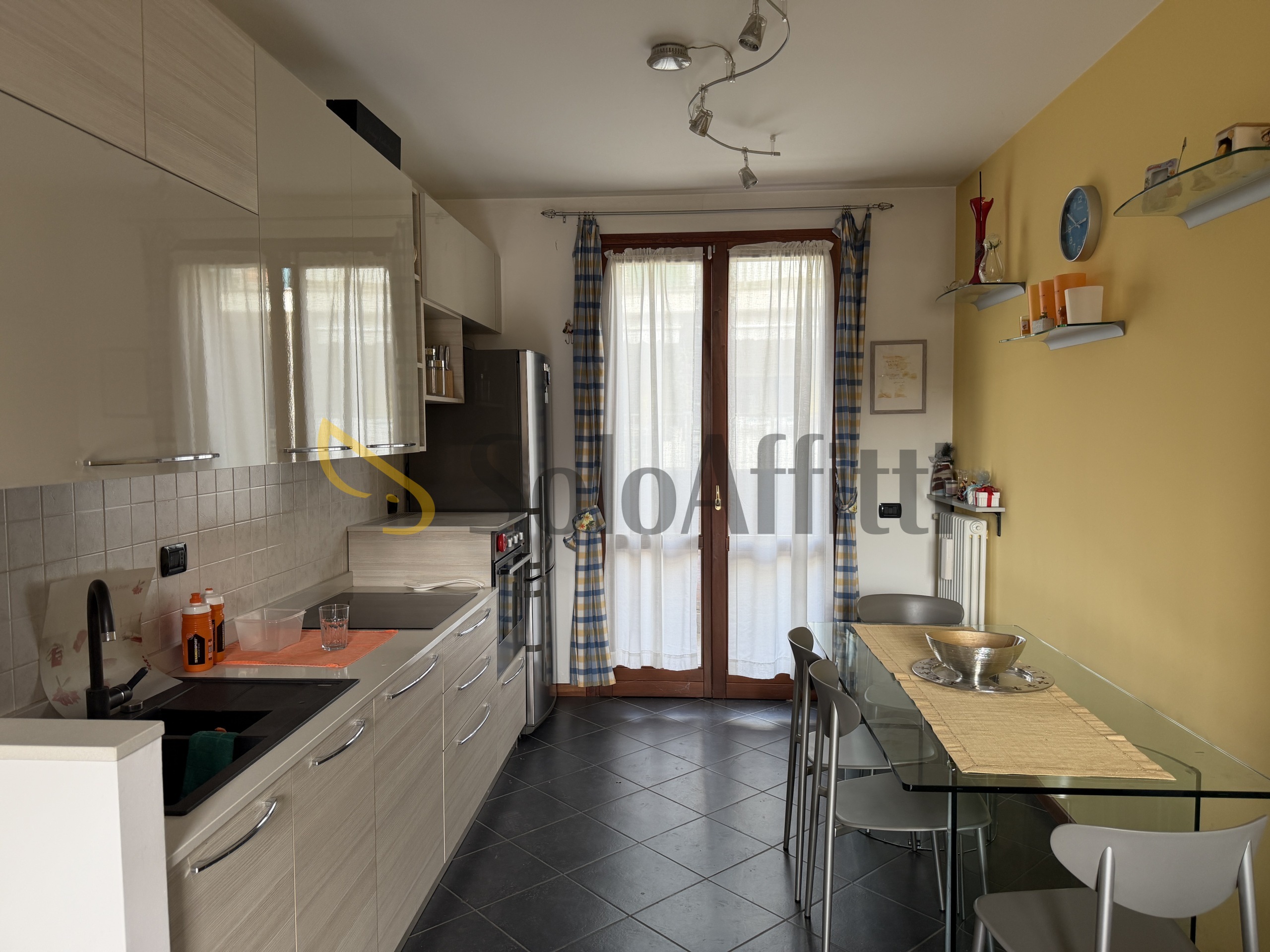 Trilocale con terrazzo in via don pino ballabio 154, Caronno Pertusella