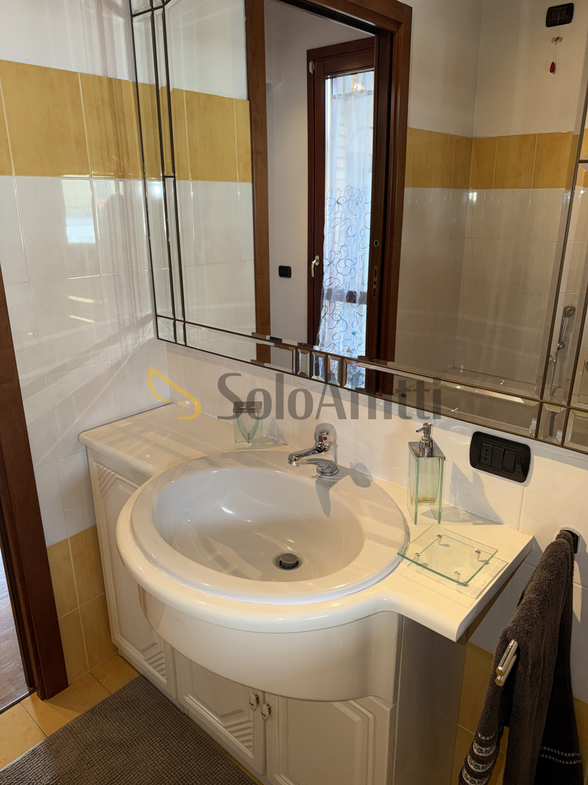 Trilocale con terrazzo in via don pino ballabio 154, Caronno Pertusella