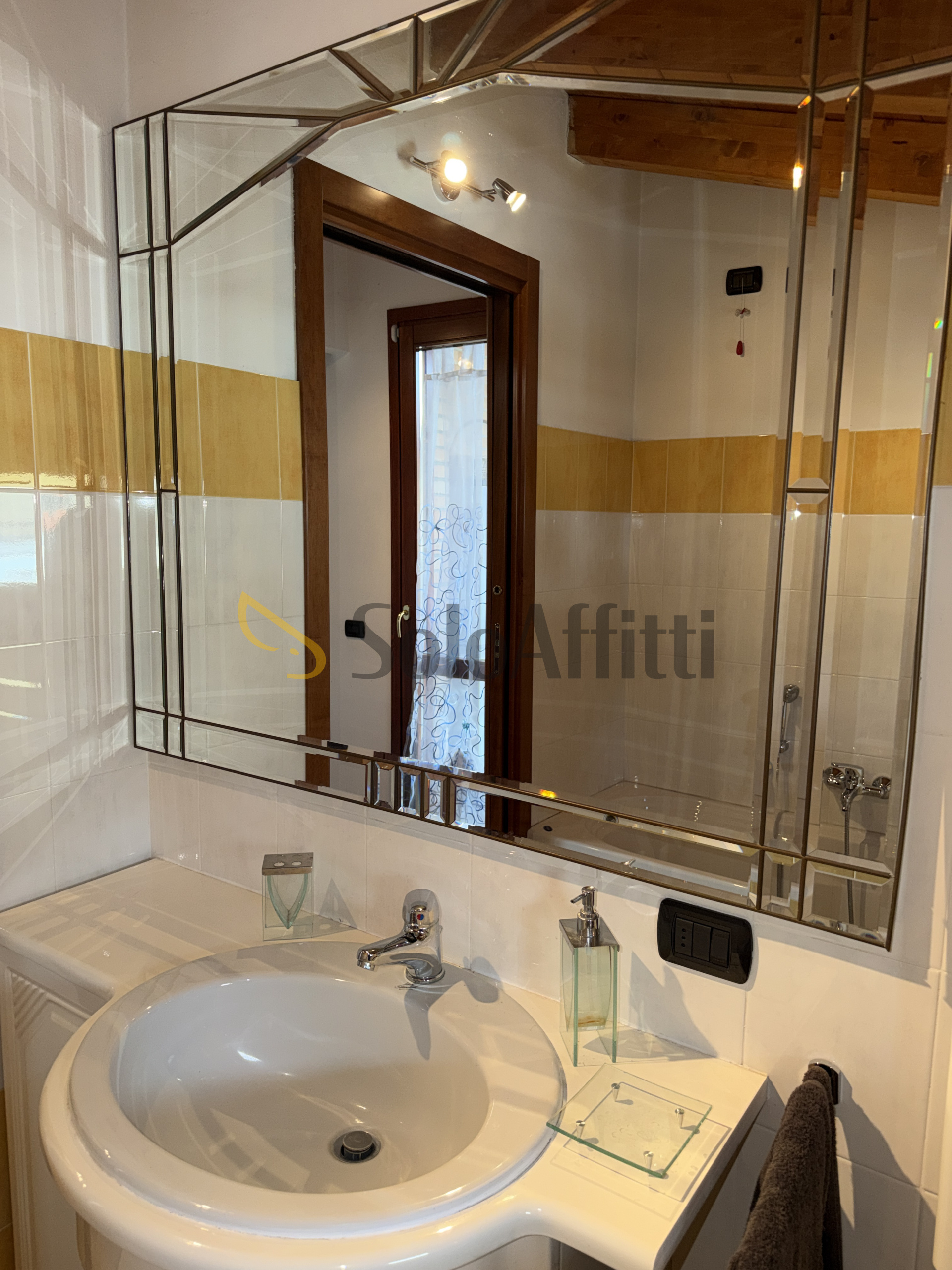 Trilocale con terrazzo in via don pino ballabio 154, Caronno Pertusella