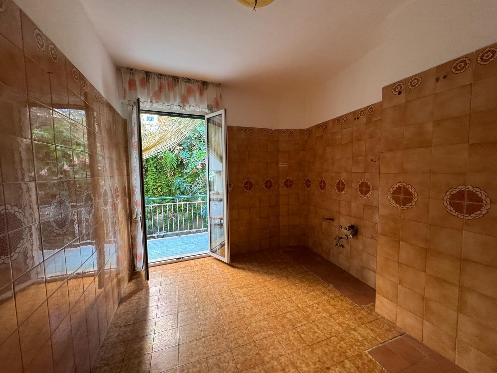 Quadrilocale con giardino in via zeffiro massa 96, San Remo