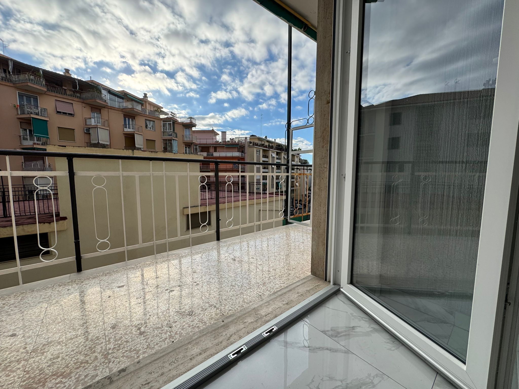 Bilocale con terrazzo in strada san martino 86, San Remo