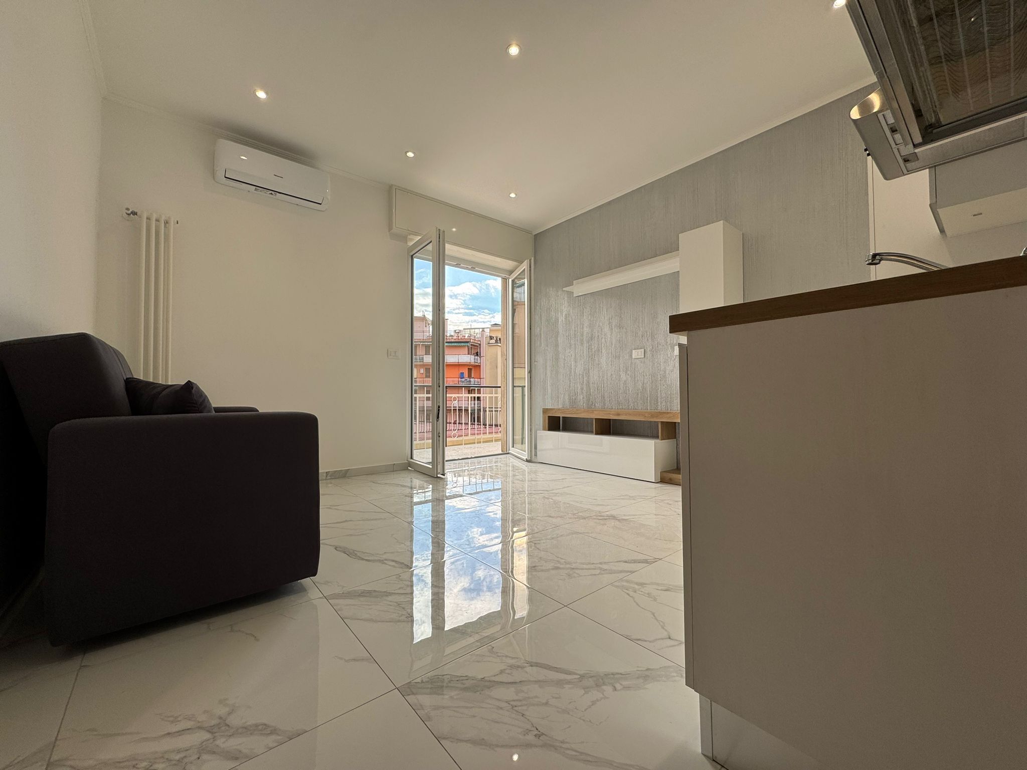 Bilocale con terrazzo in strada san martino 86, San Remo