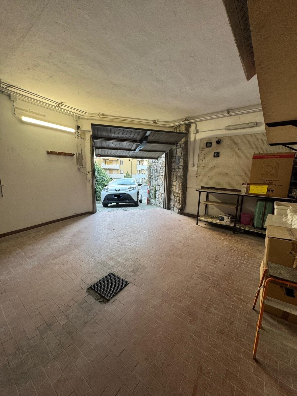 Posto auto coperto con box in via pietro agosti 247, San Remo