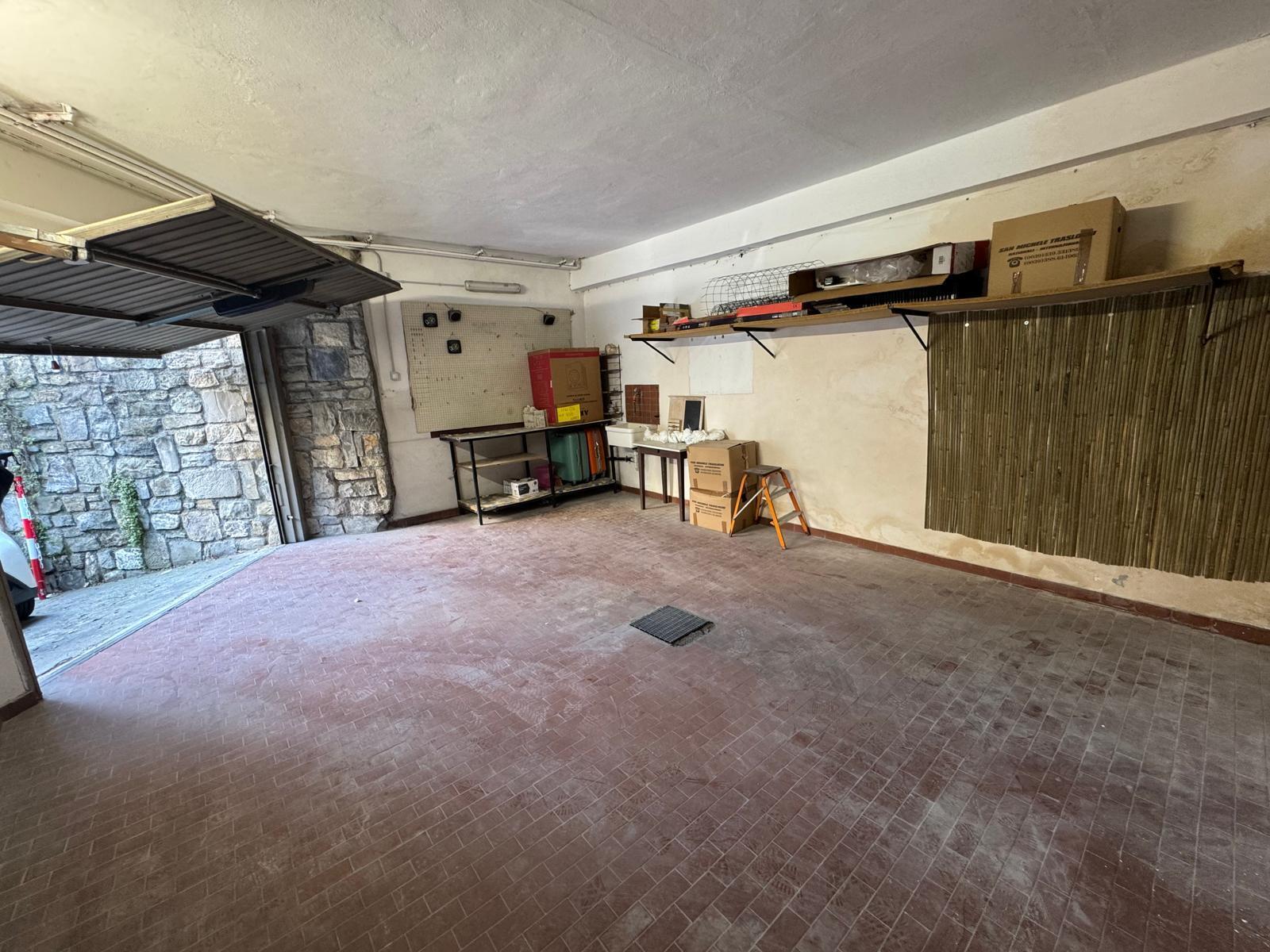 Posto auto coperto con box in via pietro agosti 247, San Remo