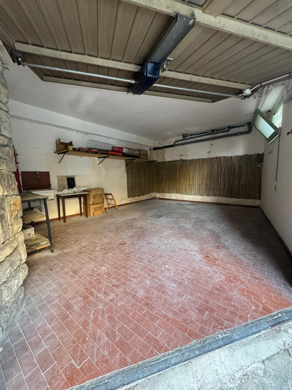 Posto auto coperto con box in via pietro agosti 247, San Remo