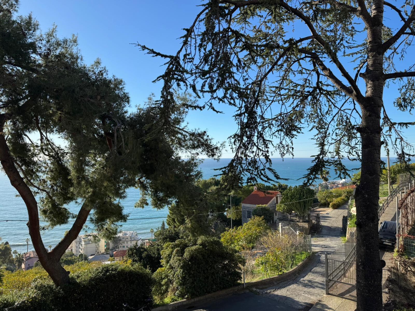 Trilocale vista mare in via val d'olivi 277, San Remo