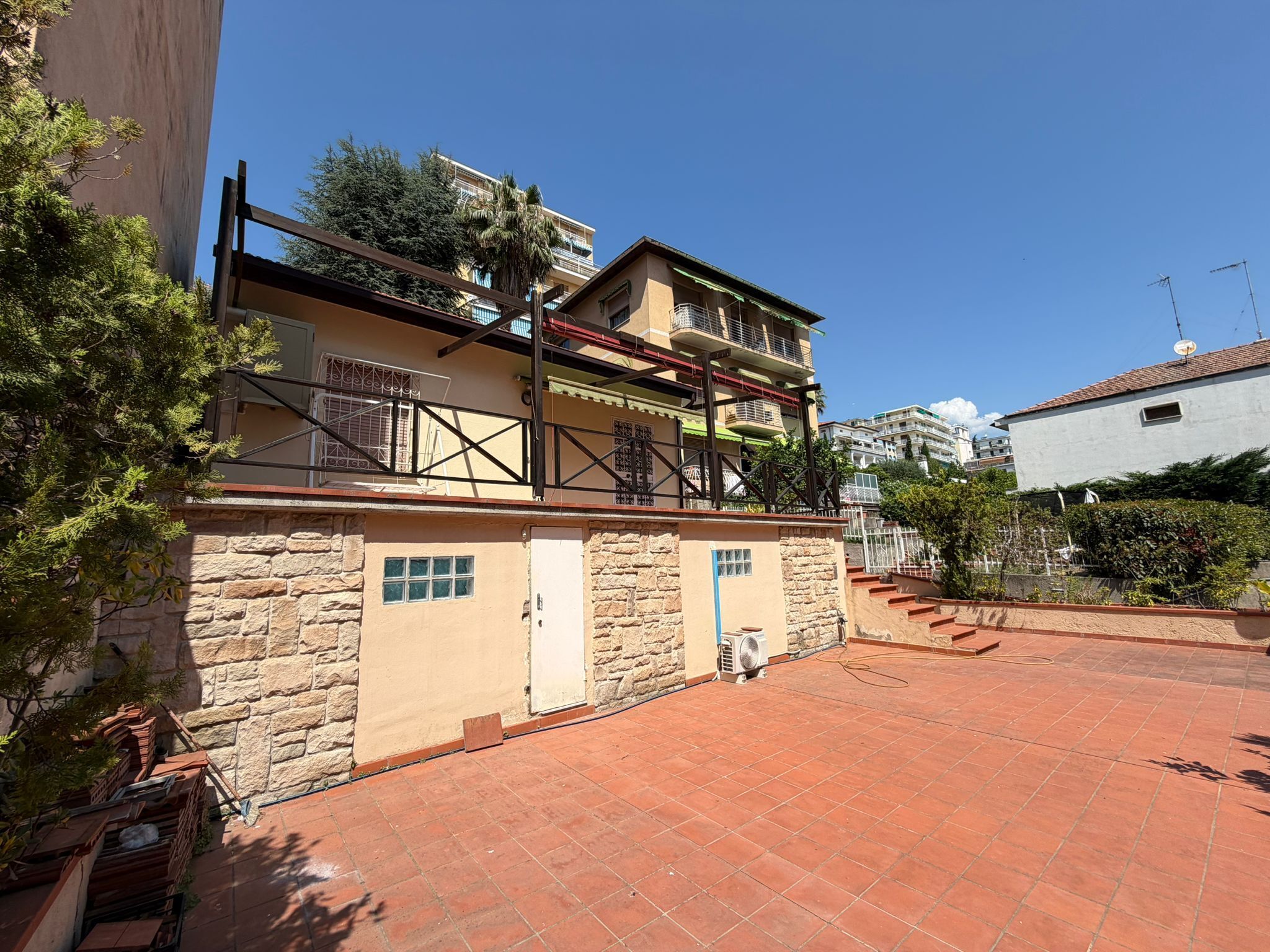Casa indipendente con terrazzi in strada san martino 59, San Remo